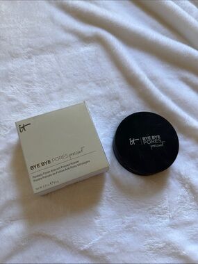 It Cosmetics bye bye pores pressed powder in translucent